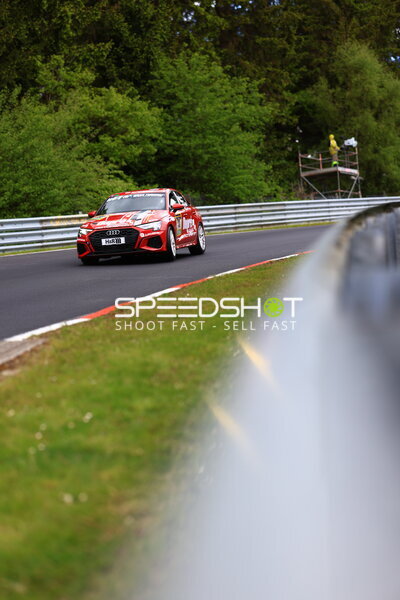Roter Audi auf der Nordschleife beim 24h Nürburgring