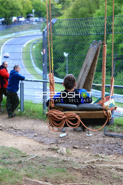 Streckenposten bei Vorbereitungen an der Streckenbegrenzung am Nürburgring