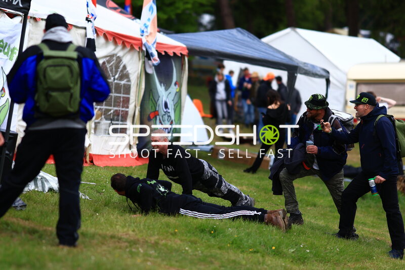 Fans feiern ausgelassen im Campingbereich am Nürburgring