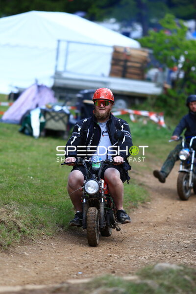 Motorradfahrer mit rotem Helm im Fahrerlager am Nürburgring