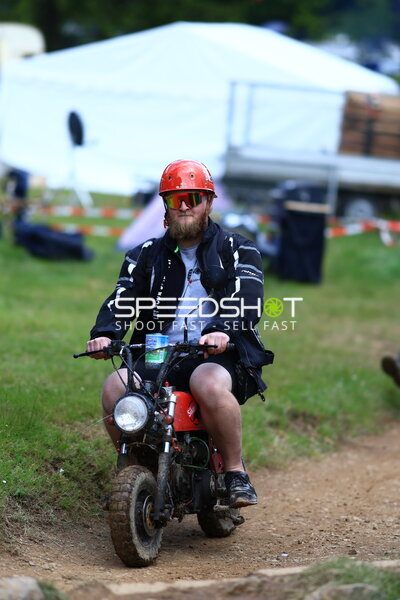 Fan auf Motorrad am Nürburgring – 24h-Rennen 2026