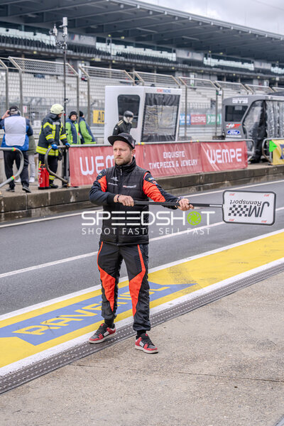 Mechaniker mit JM Rennsport Schild in der Boxengasse am Nürburgring