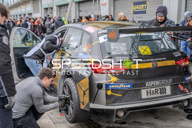 sharky-racing.com Mechaniker beim Reifenwechsel in der Boxengasse am Nürburgring