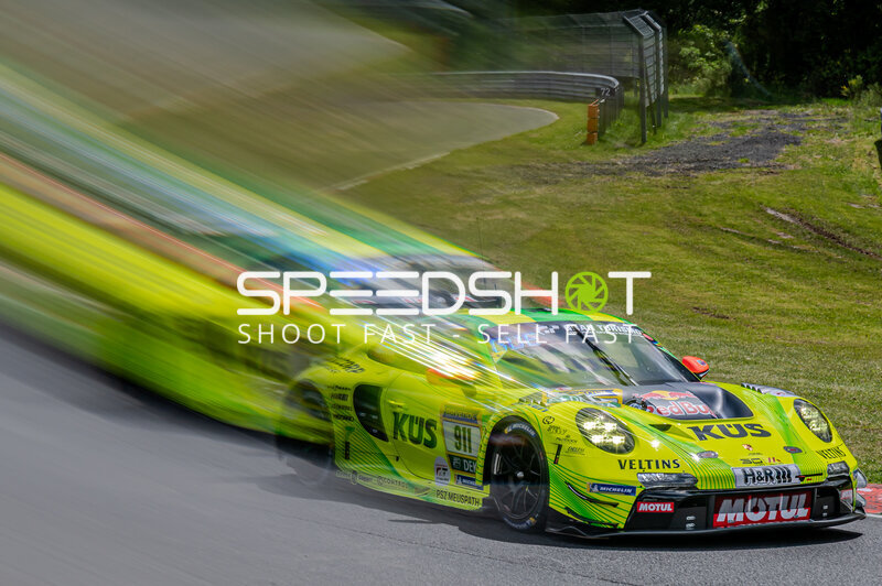 Manthey Porsche 911 GT3 R in voller Fahrt auf der Nordschleife