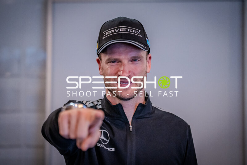 Maro Engel zeigt in die Kamera beim 24h Nürburgring