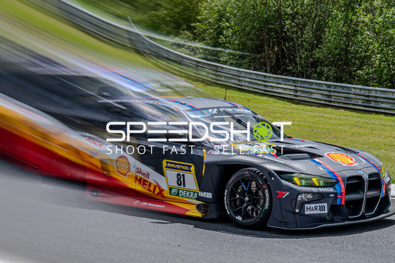 BMW M4 GT3 #81 mit Schwenkaufnahme auf der Nordschleife