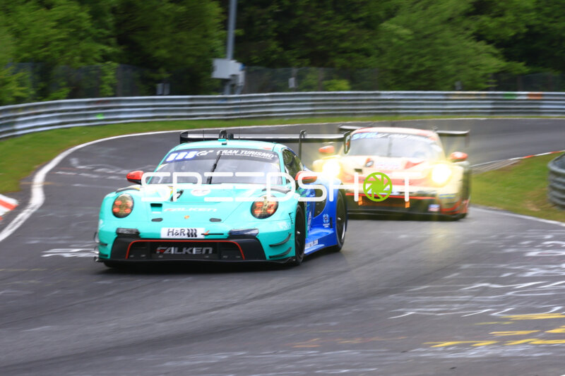 Falken Motorsports Porsche vor gelbem Porsche auf der Nordschleife