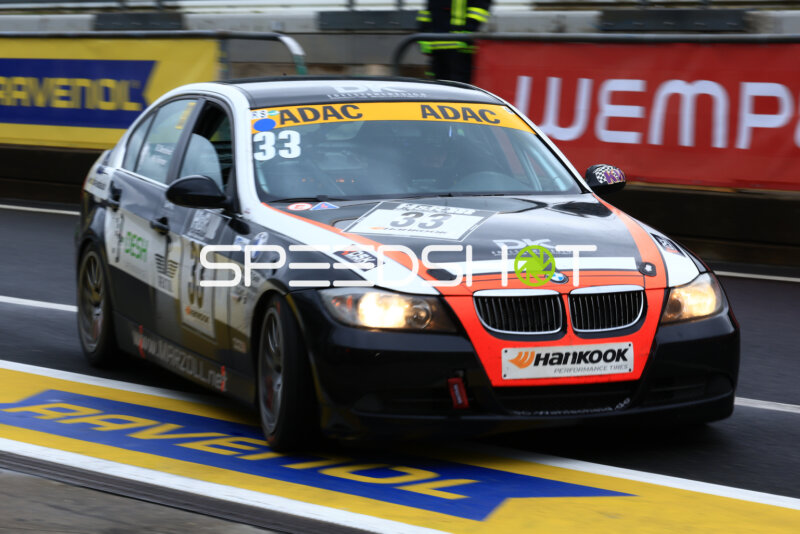 BMW 3er Startnummer 33 von KKrämer Racing in der Boxengasse am Nürburgring