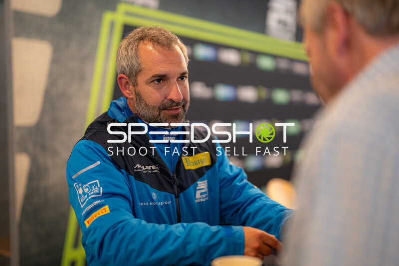 Timo Glock im Gespräch im Fahrerlager am Nürburgring