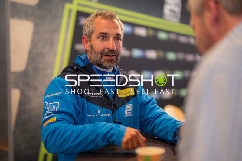 Timo Glock im Gespräch im Fahrerlager am Nürburgring
