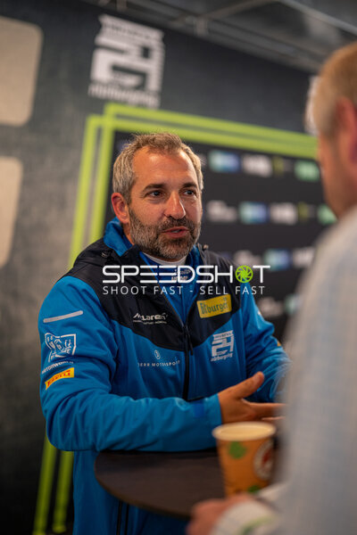 Timo Glock im Gespräch im Fahrerlager am Nürburgring