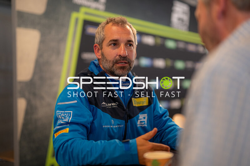 Timo Glock im Gespräch im Fahrerlager am Nürburgring