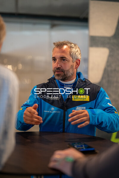 Timo Glock im Gespräch im Fahrerlager am Nürburgring