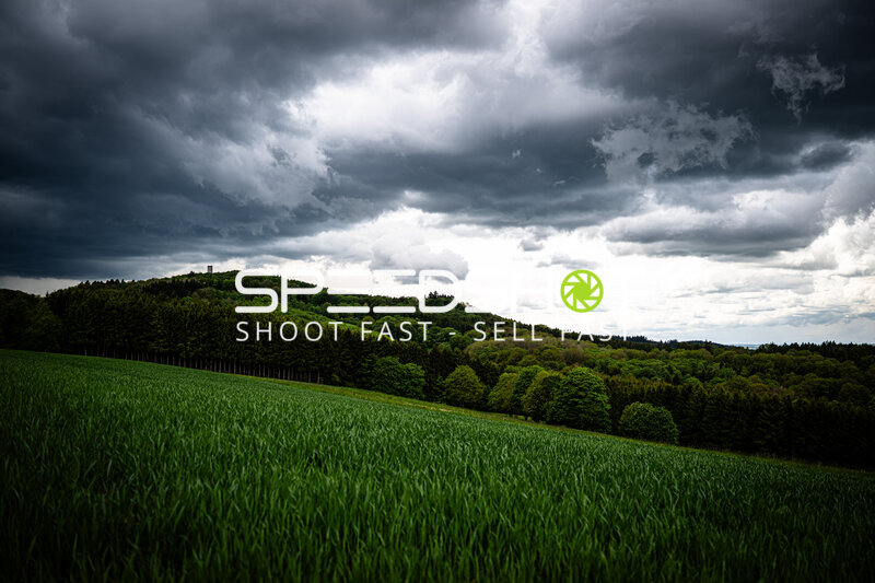 Dramatische Sturmwolken über der Eifel-Landschaft am Nürburgring