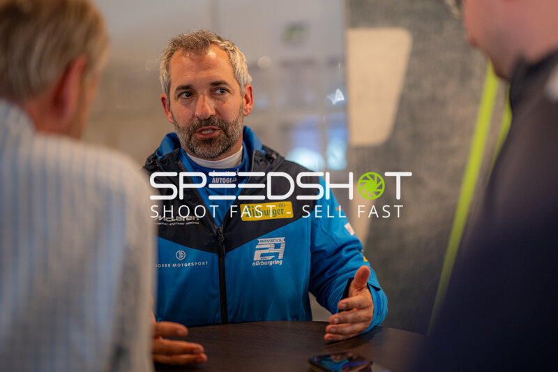 Timo Glock im Gespräch im Fahrerlager am Nürburgring
