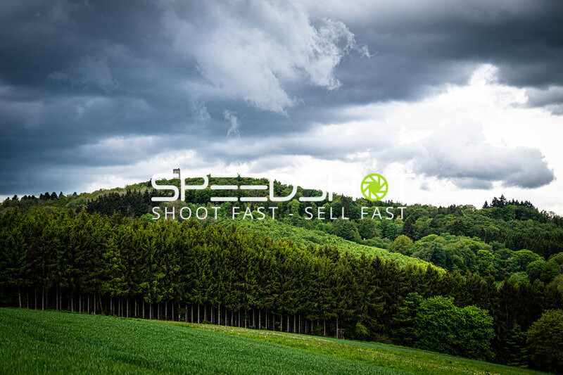 Dramatische Wolken über der Eifellandschaft am Nürburgring
