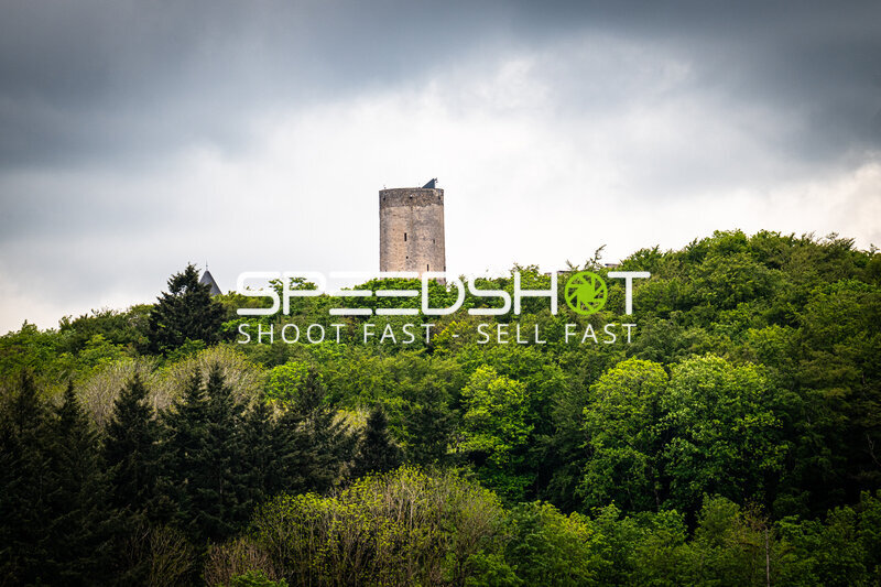 Burg Nürburg thront über dem Eifelwald beim 24h Nürburgring