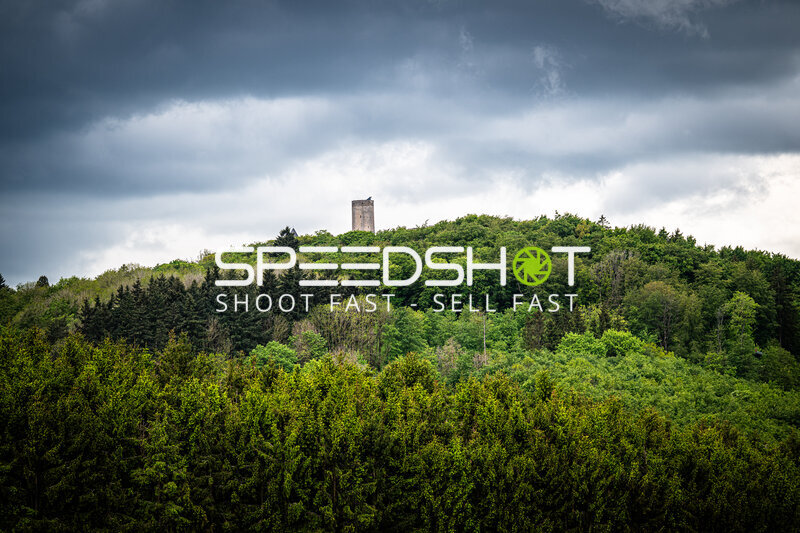 Burgturm über dem Eifelwald am Nürburgring