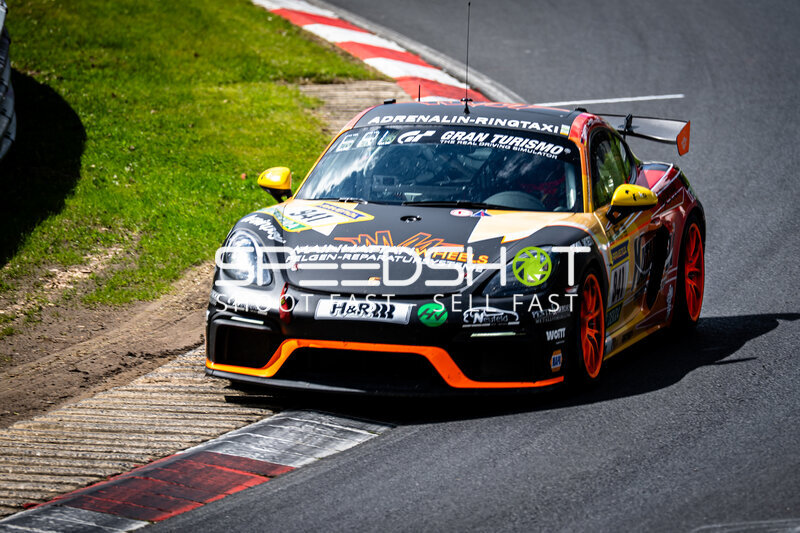 Porsche Cayman GT4 mit Mainhattan Wheels Livery auf der Nordschleife