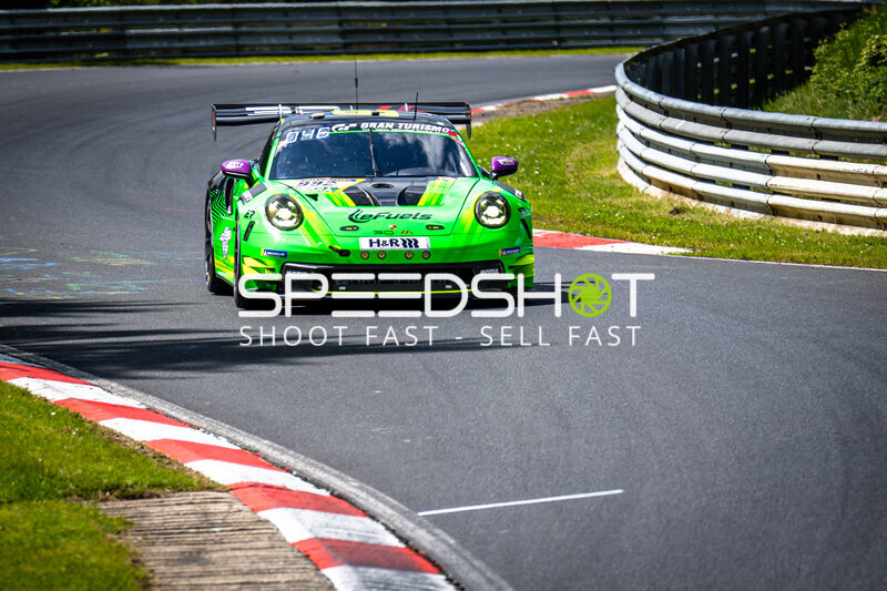 Grüner Porsche 911 GT3 R mit Startnummer 992 auf der Nordschleife