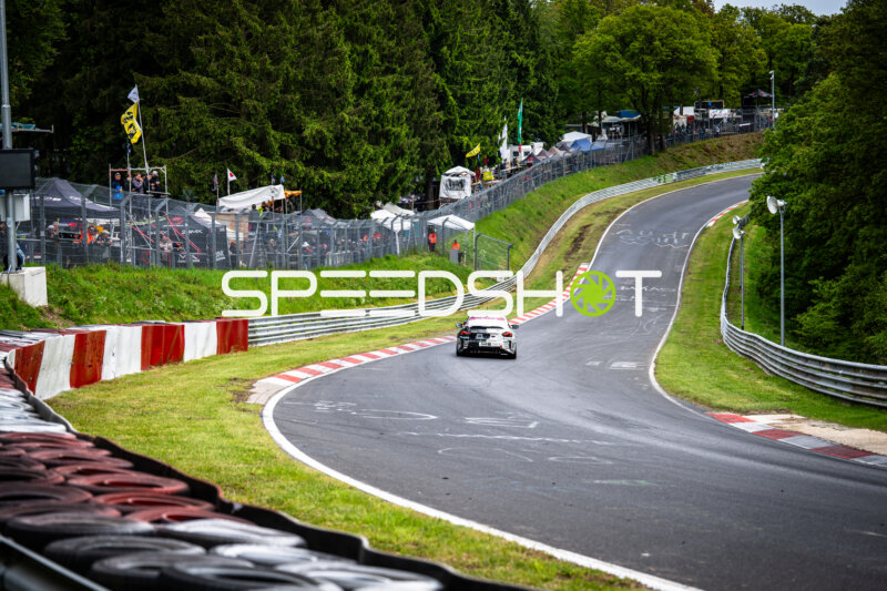 Rennfahrzeug auf der Nordschleife am Nürburgring