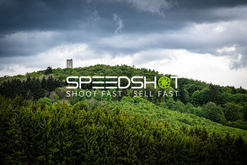 Historischer Burgturm über der Eifel-Landschaft am Nürburgring