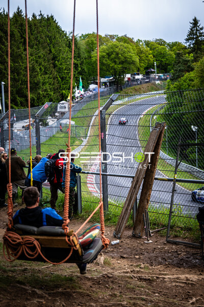Fans beobachten das Renngeschehen auf der Nordschleife von einer Schaukel aus