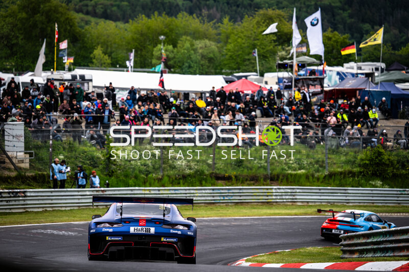 Mercedes-AMG #3 und Porsche 911 GT3 R in der Kurve auf der Nordschleife