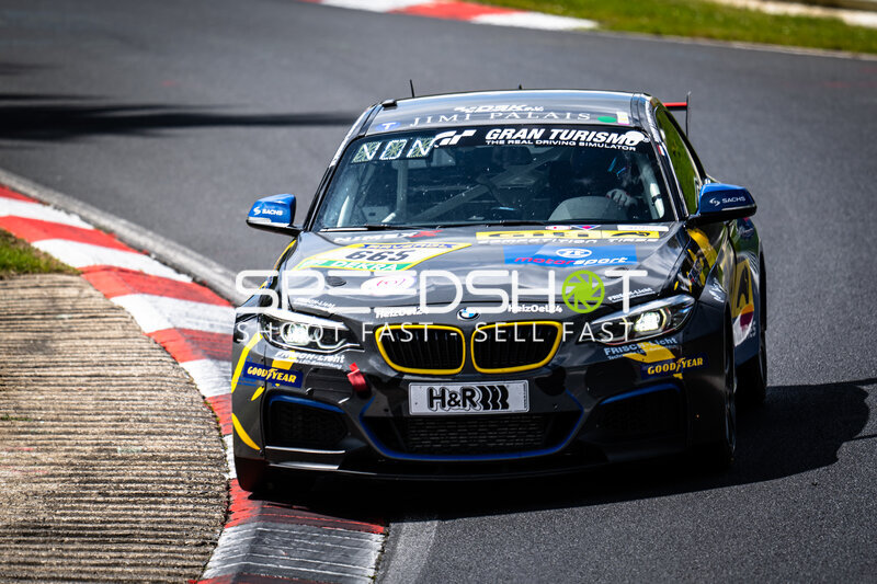 BMW #665 von GITI TIRE MOTORSPORT BY WS RACING in der Kurve am Nürburgring