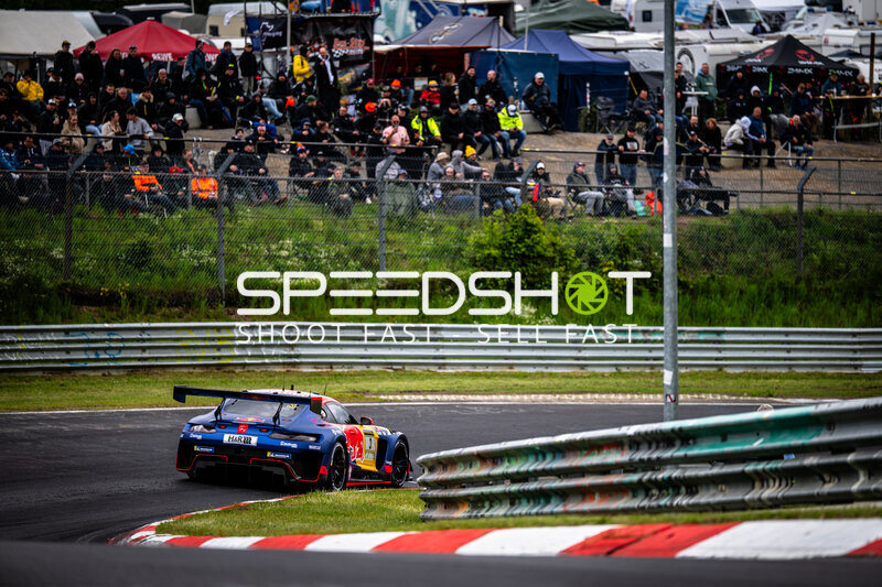 Mercedes-AMG GT3 #3 von Red Bull in der Kurve am Nürburgring