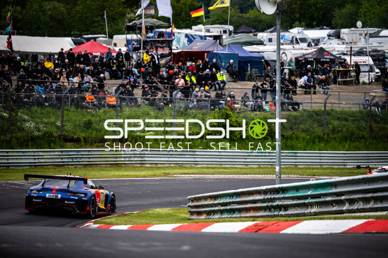 Reiter Engineering #91 auf der Nürburgring Nordschleife vor Zuschauerkulisse