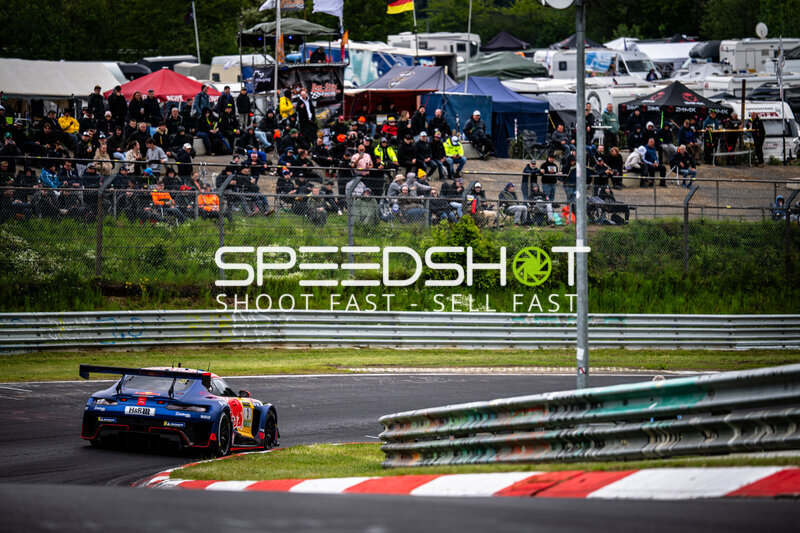 Red Bull Aston Martin #7 in der Kurve am Nürburgring