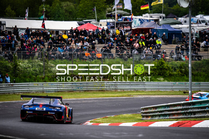 Red Bull Mercedes-AMG GT3 auf der Nürburgring-Nordschleife vor großer Zuschauerkulisse