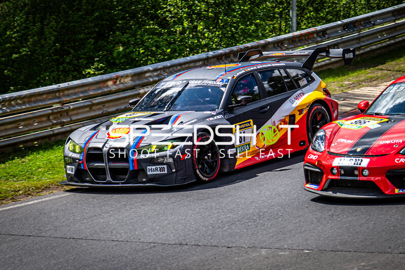 BMW M4 GT3 #81 und roter Porsche auf der Nordschleife