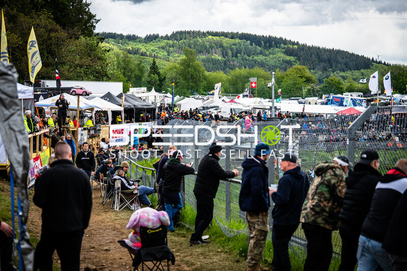 Zuschauermassen an der Strecke beim 24h Nürburgring