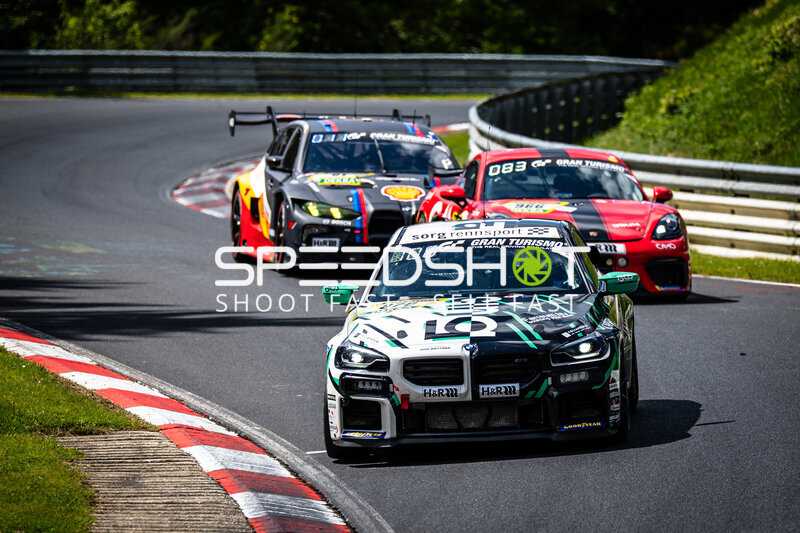 Mehrfahrzeug-Gruppe auf der Nordschleife beim 24h Nürburgring 2026