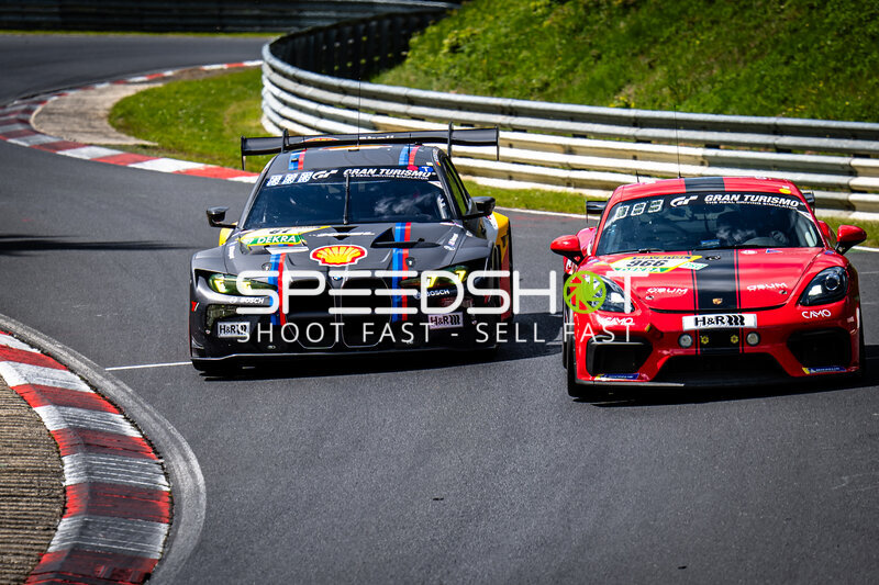 BMW M4 GT3 und Porsche 718 Cayman GT4 RS kämpfen Seite an Seite auf der Nordschleife
