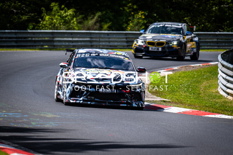 Hyundai mit Camouflage-Lackierung führt BMW auf der Nordschleife an