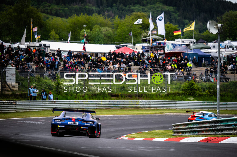 Blauer GT3-Rennwagen mit H&R-Sponsoring auf der Nordschleife