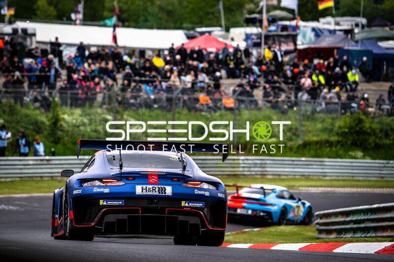 Mercedes-AMG GT3 #3 führt vor blauem Porsche auf der Nordschleife