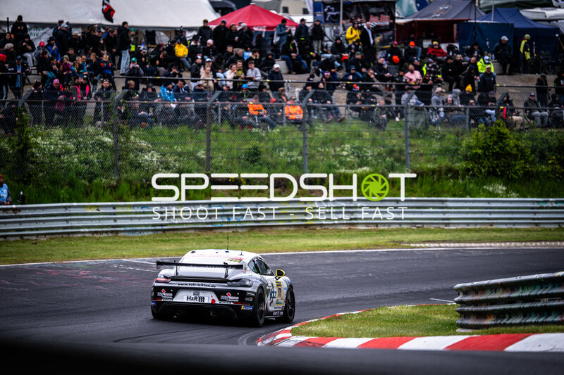 Porsche 718 Cayman GT4 in der Einfahrt zur Schikane am Nürburgring