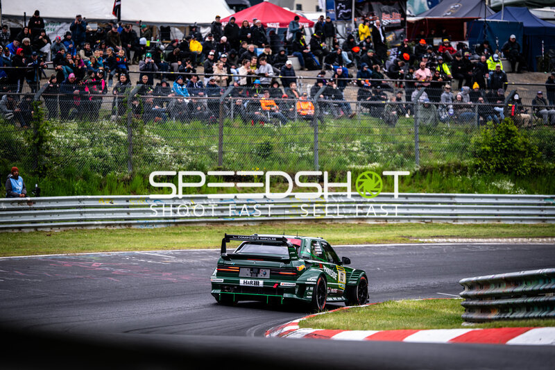 Grüner Rennwagen #69 in der Kurve am Nürburgring