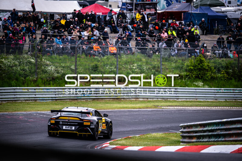 Doerr Motorsport Fahrzeug in der Kurve am Nürburgring