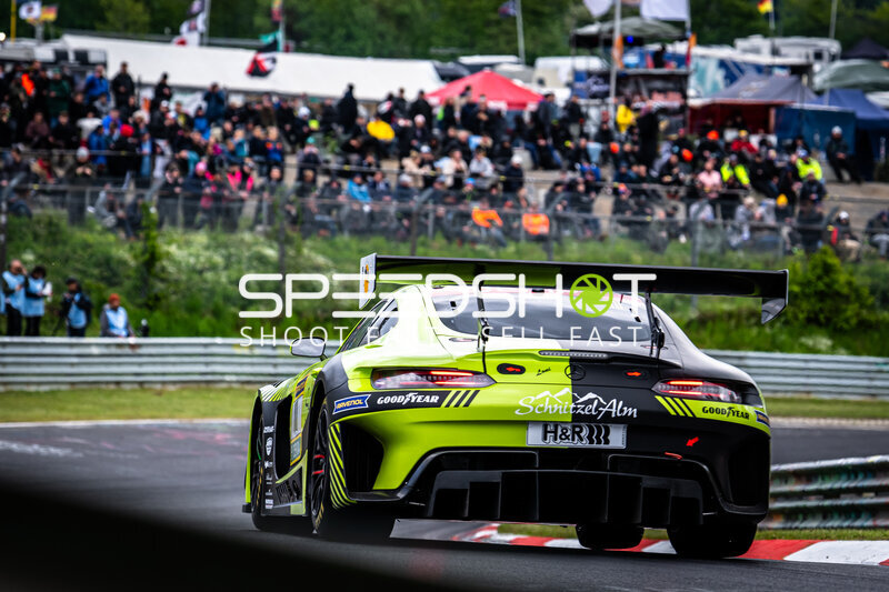 Mercedes-AMG GT3 von SR Motorsport by Schnitzelalm in der Nordschleife-Kurve