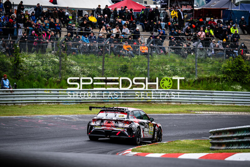 Fahrzeug #277 in der Kurve am Nürburgring vor vollen Tribünen