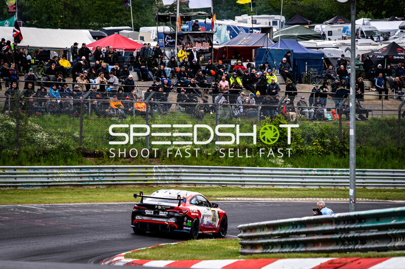 Reiter Engineering #91 auf der Nordschleife vor vollen Zuschauerrängen