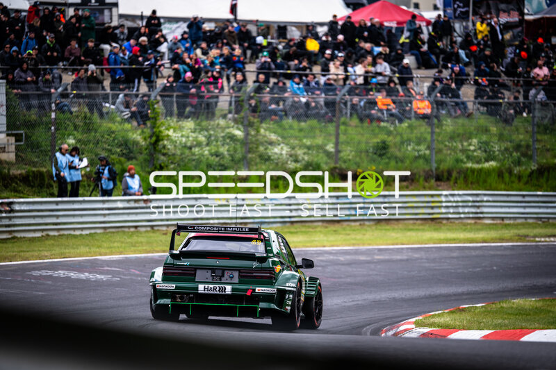 Grüner BMW #63 in der Kurve am Nürburgring