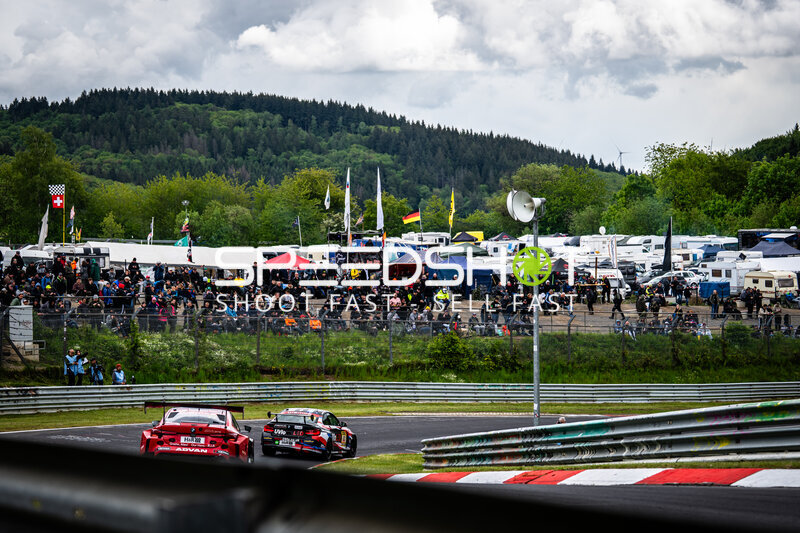 Zwei GT-Fahrzeuge im Zweikampf auf der Nürburgring Nordschleife