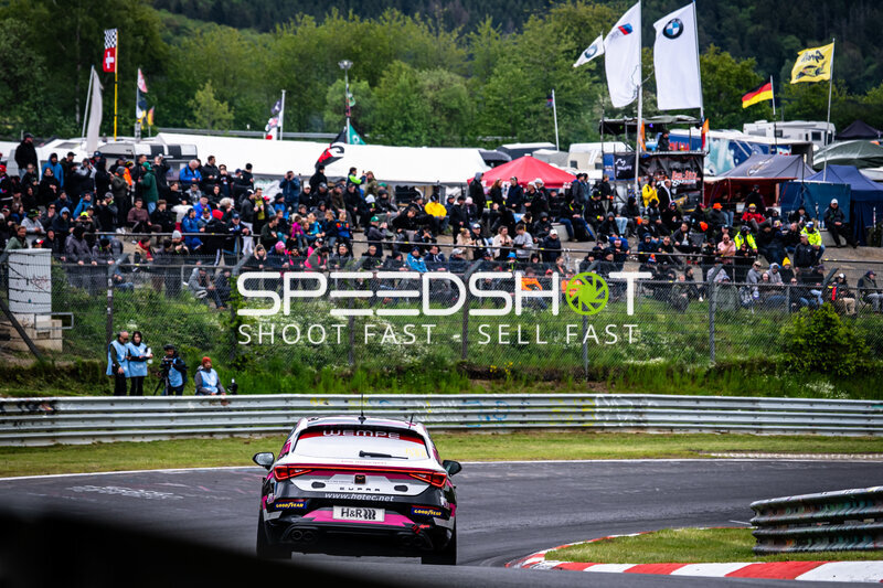 CUPRA Rennfahrzeug in der Kurve vor vollen Zuschauerrängen am Nürburgring