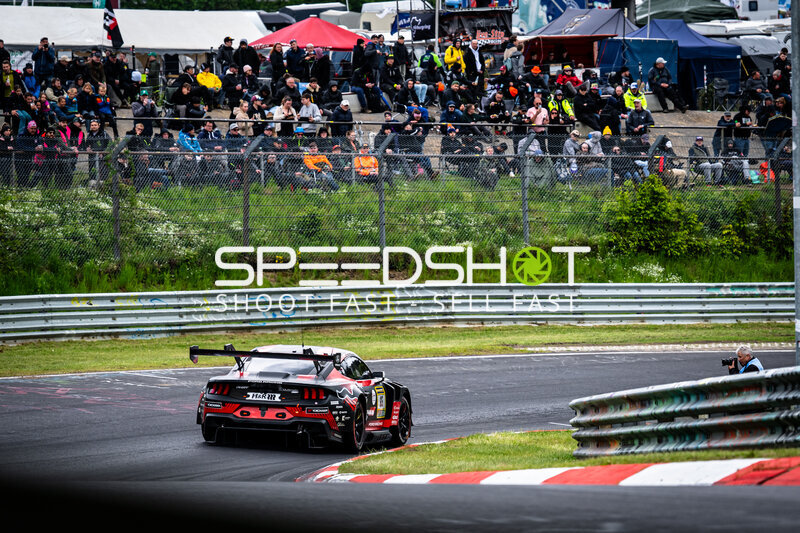 Ford Mustang GT3 #65 von HRT Ford Racing in der Kurve am Nürburgring
